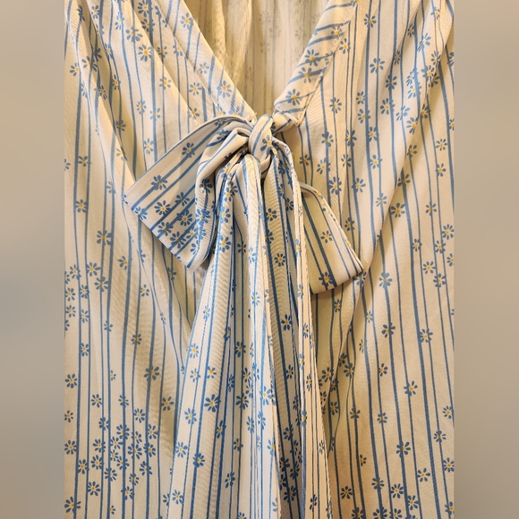 [SOLD]VTG Daisy Bow Blouse - Picture 3 of 5
